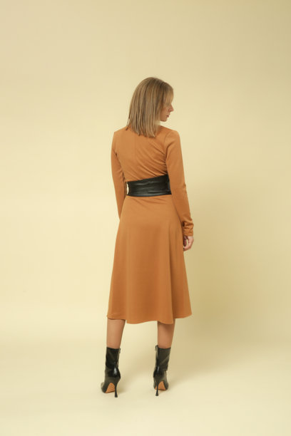 一系列女性模特穿着米色中长裙的工作室照片，秋冬时尚系列。图片下载