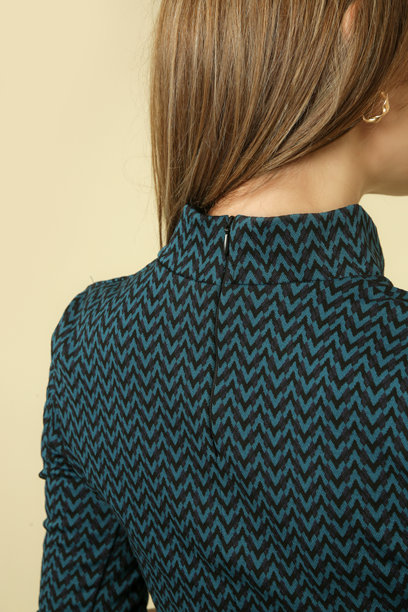 一系列女模特穿着绿色和黑色图案中长裙的工作室照片，秋冬时尚系列。图片下载