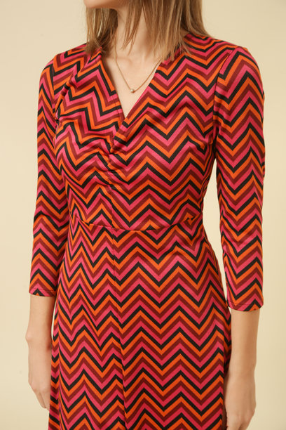 一系列女性模特穿着红色图案中长裙的工作室照片，秋冬时尚系列。图片下载