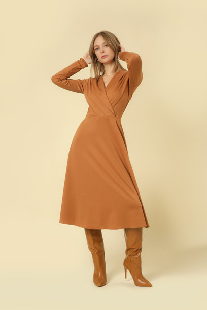 一系列女性模特穿着米色中长裙的工作室照片，秋冬时尚系列。图片下载