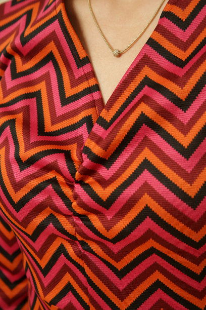 一系列女性模特穿着红色图案中长裙的工作室照片，秋冬时尚系列。图片下载