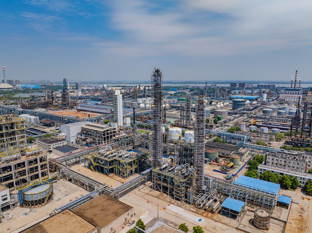 亚洲大型石油化工炼油厂的航拍照片图片下载
