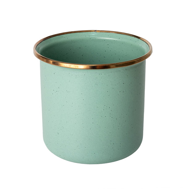 一只绿色不锈钢杯的照片，背景为白色，使用45Mp高分辨率相机拍摄。图片下载