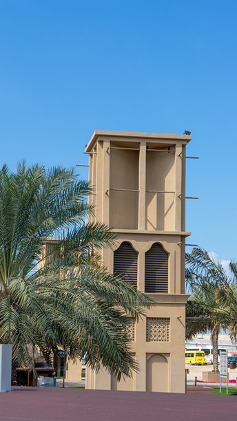 迪拜阿法希迪社区的风捕手、风塔或风筒的房屋，阿联酋。竖版图片图片下载