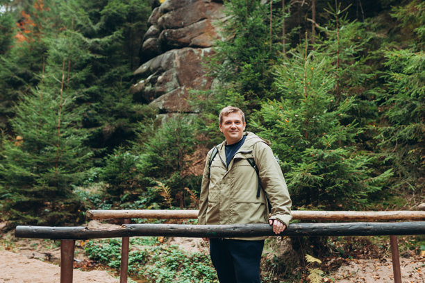 年轻的30岁金发男子在大自然中徒步旅行。旅行，冒险。积极生活方式的概念。高质量照片。秋季徒步旅行者在自然森林中的户外活动。全身照。图片下载