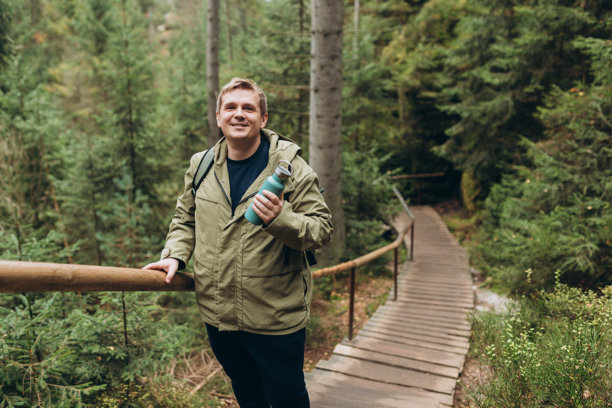 年轻男子在大自然中徒步旅行。旅行，冒险。积极生活方式的概念。阿德尔斯巴赫-特普利采国家公园的岩石。高质量照片。图片下载