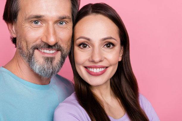 和平可爱的人们微笑着看向镜头，背景为粉色，特写裁剪照片。图片下载