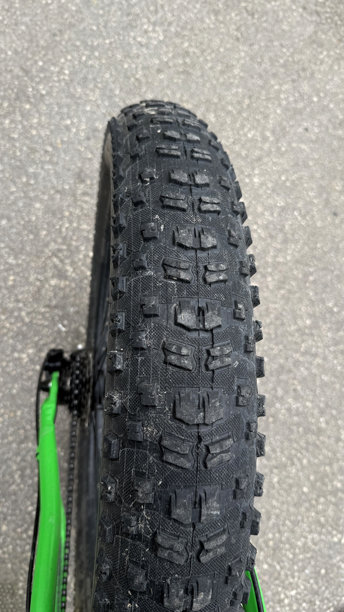 山地自行车轮胎花纹特写在沥青上 - 越野自行车轮细节图片下载