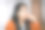 用户生成内容。个人档案照片。由真实人物拍摄的复古风格照片。女人吃面包配鹰嘴豆泥。图片下载