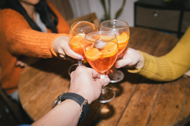 用户生成内容。个人档案照片。视角。由真实人物拍摄的复古风格照片。聚会时举杯祝酒。图片下载