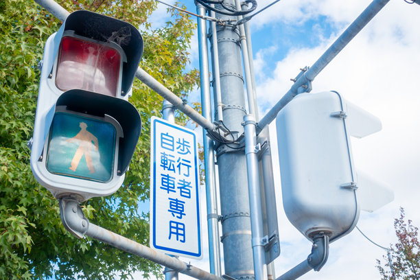 日本拍摄的行人和自行车信号灯照片图片下载