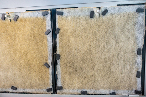 一张脏污的厨房通风扇过滤器的照片图片下载