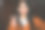 用户生成内容。复古风格的照片，由真实的人拍摄，女性向镜头做出安波尔和和平的手势。图片下载