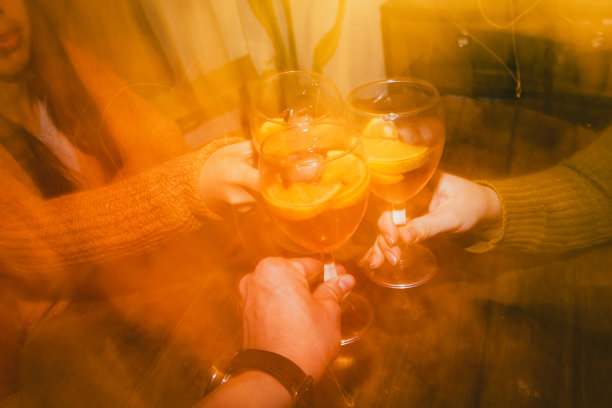 用户生成内容。个人档案照片。视角。由真实人物拍摄的复古风格照片。聚会时举杯祝酒。图片下载