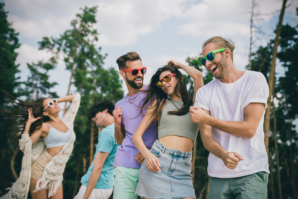 五个积极的朋友在户外森林节日派对上跳舞、放松、聚会的照片图片下载