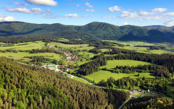 春季山脉的全景照片。山中的壮丽日出和日落，令人惊叹的大自然。图片下载