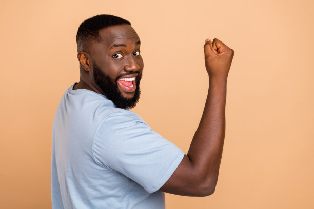 穿着时尚的年轻胡子男士在米色背景前惊讶地大喊的个人头像照片图片下载