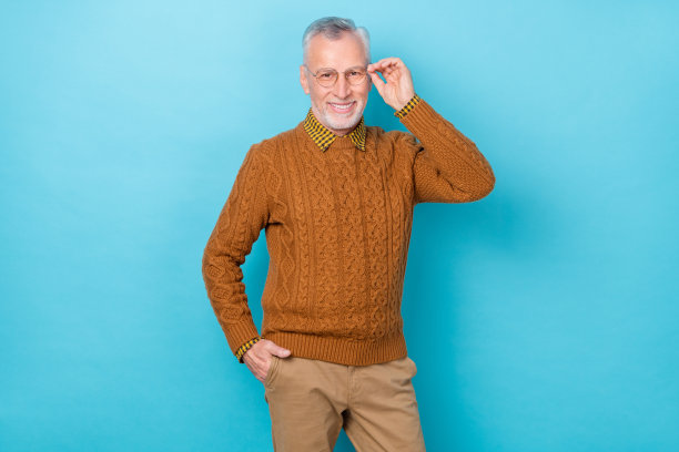 积极、愉快、酷炫的爷爷在蓝色背景下触摸眼镜的照片图片下载