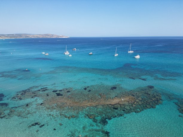 帆船航行，来自无人机的视角库存照片图片下载