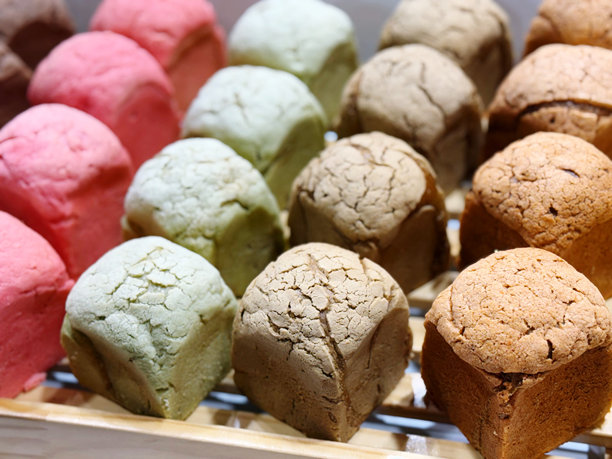 色彩缤纷的冰淇淋盒子特写照片图片下载