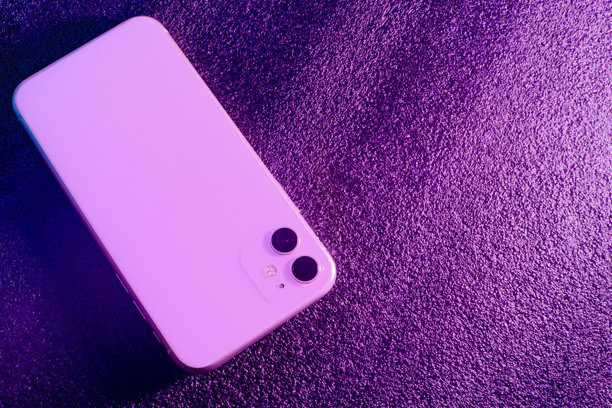 带修理工具的手机照片。紫色和蓝色背景。白色手机配有两个摄像头。图片下载