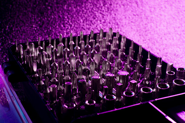 带修理工具的手机照片。紫色和蓝色背景。白色手机配有两个摄像头。图片下载