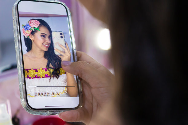 一位年轻女性正在手机上查看照片图片下载