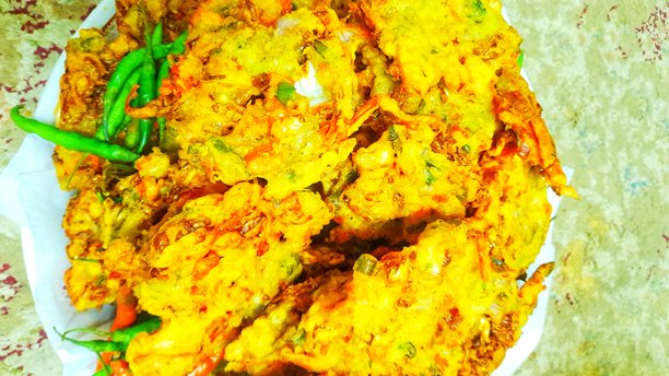 印尼蔬菜炸饼（Bakwan）的特写照片图片下载