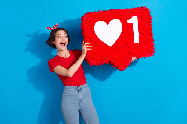 年轻快乐的女孩在蓝色背景下分享点击广告选择应用下载订阅的照片图片下载