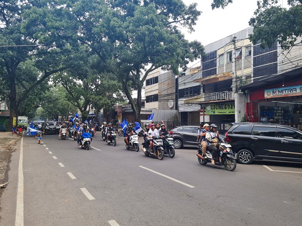 城市中的人们庆祝普尔西布·万都尔（Persib Bandung）在2025年5月24日正式被加冕为2024至2025赛季足球冠军。图片拍摄于次日。图片下载