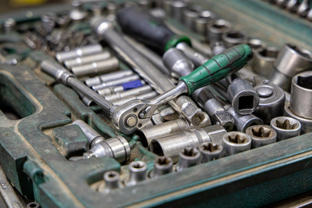每个男人车库里不同必要工具和零件的特写照片。汽车检查和汽车服务店的概念。各种类型的工具，特别是扳手。图片下载