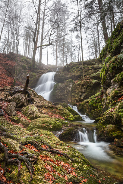 巴伐利亚，德国的秋季氛围下的约瑟夫塔勒瀑布长时间曝光照片图片下载