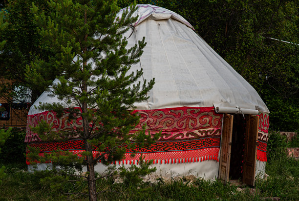 这张照片展示了一座装饰有红色 ornamental 图案的传统蒙古包。图片下载