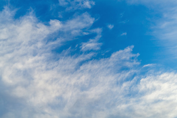 模糊的照片背景，适合用作蓝天的壁纸，边缘有消散的云彩。适合艺术作品的空白背景。自然环境，天气变化。图片下载