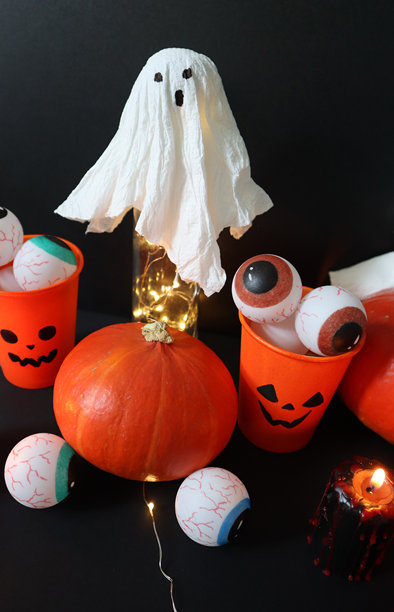 万圣节手工装饰的照片。黑色背景。图片下载