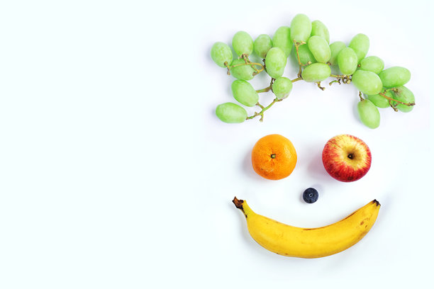 白色背景上由水果组成的微笑面孔的美学俯视照片图片下载