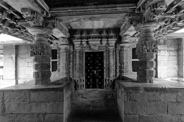 卡纳塔克邦印度教寺庙的装饰性曼达帕黑白照片图片下载