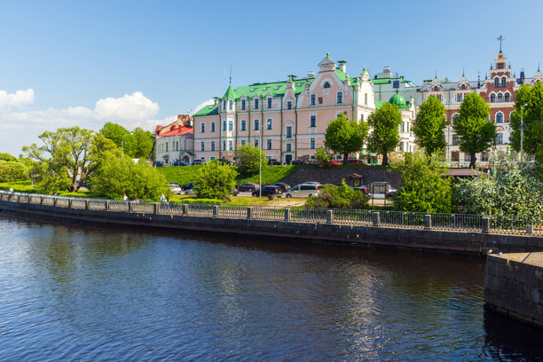 维堡老城区街景照片，拍摄于阳光明媚的日子图片下载