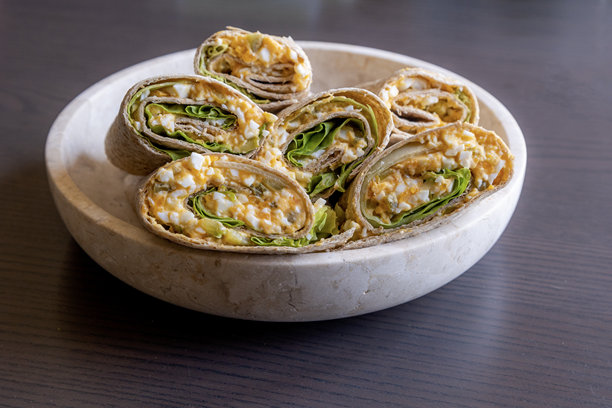 健康早餐：用生菜包裹的魔鬼蛋卷，放在碗里。新鲜简单的餐点特写照片，非常适合轻松美味的一天开始。图片下载