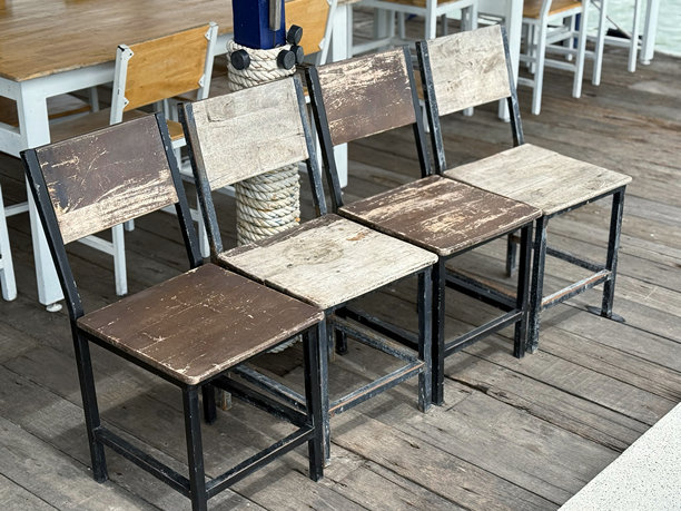 咖啡馆里的木椅 - 复古效果风格的图片。图片下载