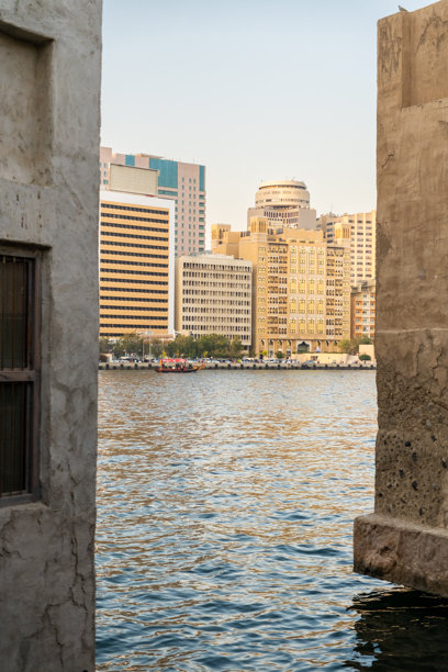 迪拜阿布拉·阿尔·西夫老传统市场的垂直肖像照片，俯瞰老迪拜的海景图片下载