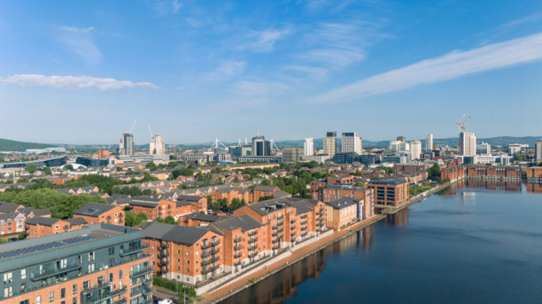 威尔士卡迪夫的布特东码头和大西洋码头社区的航拍照片，背景是城市中心的全景。图片下载