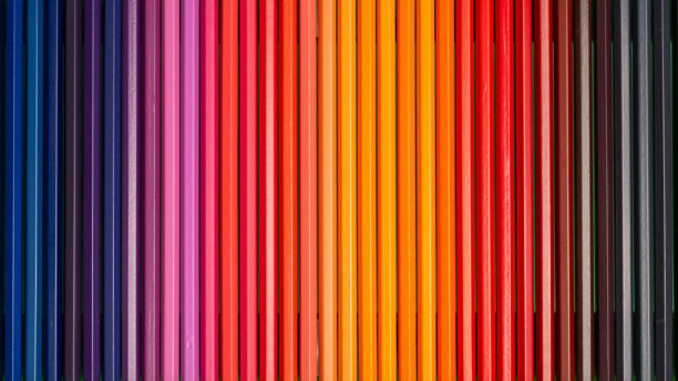 特写照片展示了一排五颜六色的彩色铅笔。图片下载