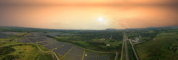 鸟瞰光伏电站照片，也称为太阳能公园，是一种大规模光伏系统（PV系统），旨在向电网供应商业电力。图片下载