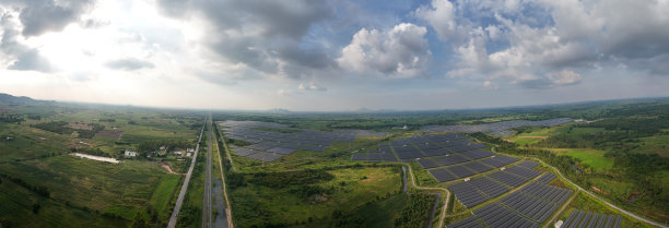 鸟瞰光伏电站的照片，也称为太阳能公园，是一种大规模光伏系统（PV系统），旨在向电网供应商业电力。图片下载