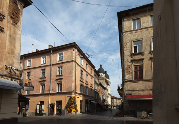 这张图片拍摄于乌克兰利沃夫，展示了历史建筑和风景如画的街道。图片下载