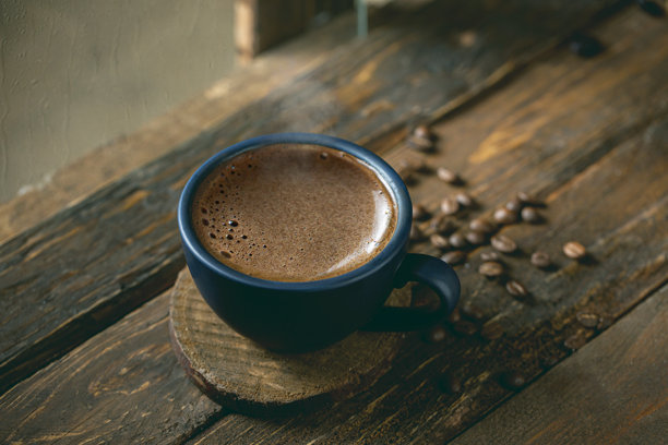 一杯咖啡的戏剧性照片，优质土耳其咖啡。图片下载