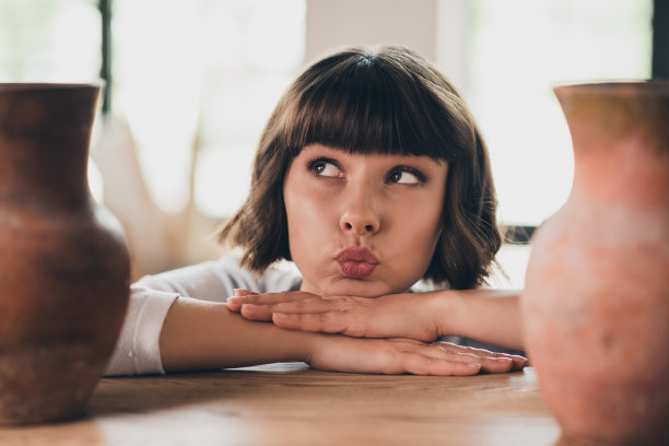 思考中的才华横溢的女陶艺家在梦幻般的传统艺术比赛中取得成功，陶艺工作室内的照片图片下载