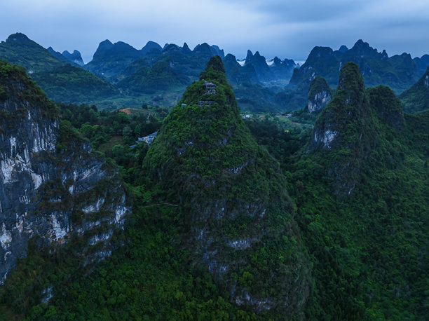 桂林广西阳朔相公山风景区的兴坪古镇航拍照片。图片下载