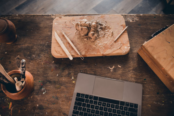 高角度拍摄的瓷器材料设备照片，适合陶艺店老板用于艺术陶器室内展览。图片下载